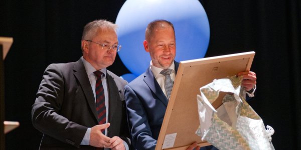 Foto: Warm en waardig afscheid voor burgemeester Jan Nathan Rozendaal